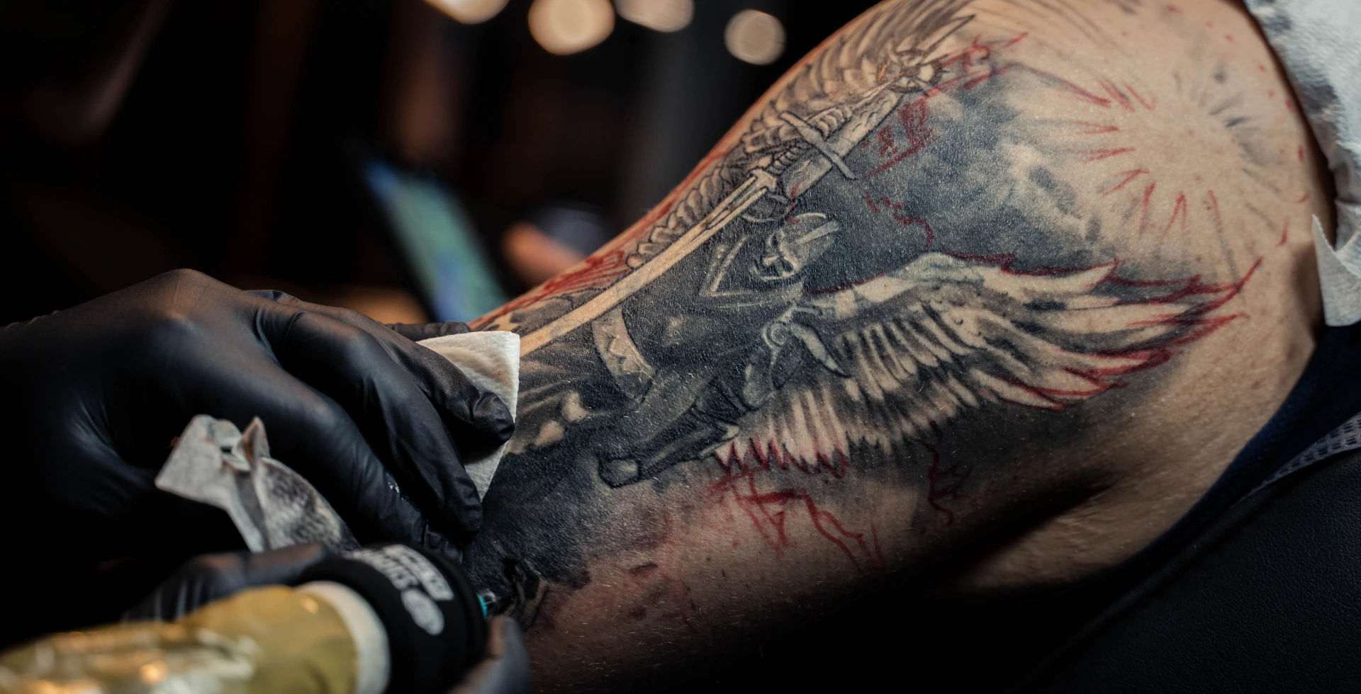 tatuaż węża na ręce
